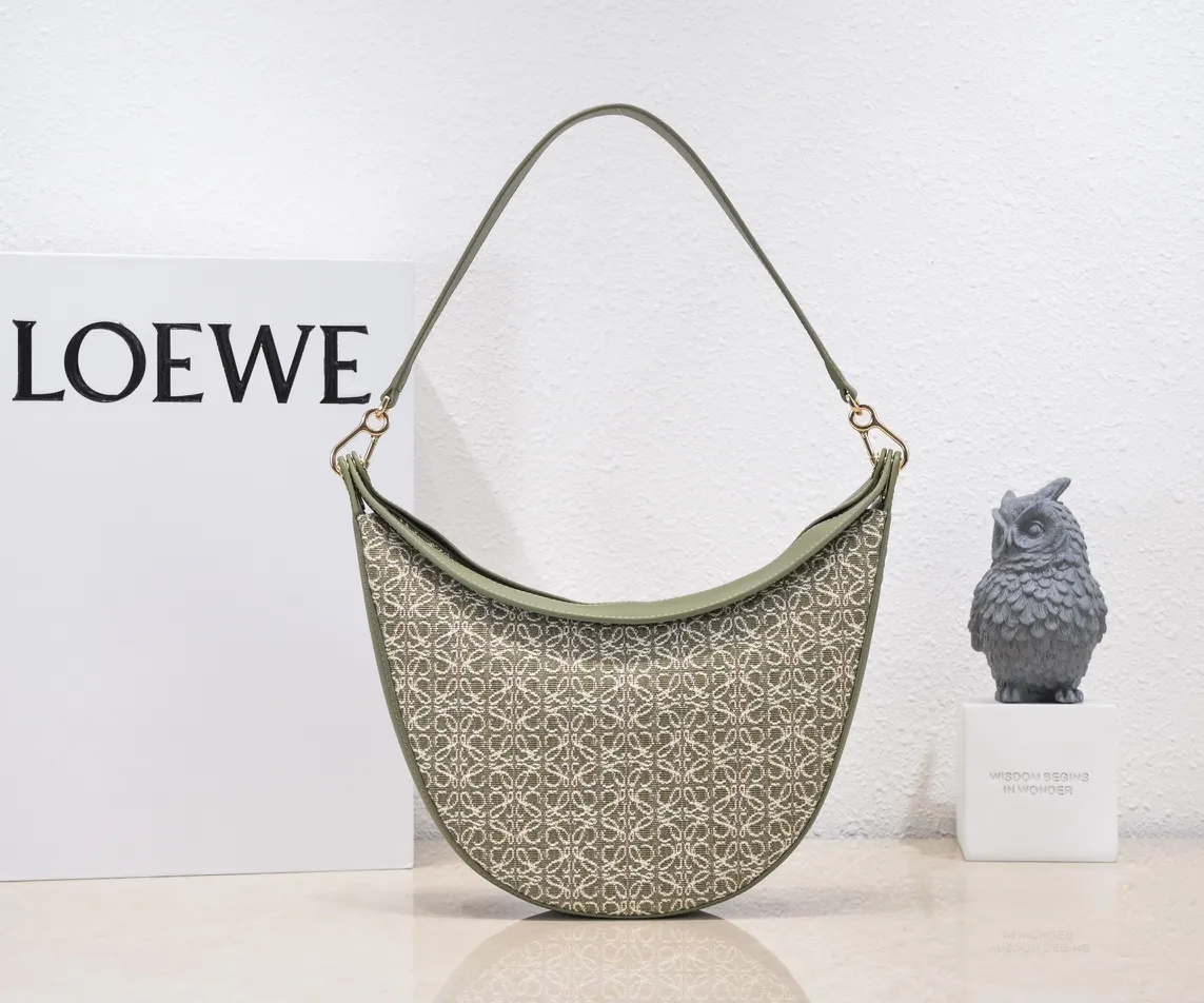 Green/avocado green, top original order. The smooth crescent shape of the L Luna series moon bag not only elongates the proportions of the whole person without getting stuck on the upper body, but also feels particularly comfortable. The wide shoulder strap design does not press the shoulder buckle opening, making it easier to open and close. The internal capacity is also large, and sunglasses and folding umbrellas can be easily arranged with sliding hanging loops hidden on both sides. Shoulder straps or hanging accessories can be attached, making it convenient for various occasions. It is a bag that shows off its temperament and is highly used in daily life! Luo Yiwei size: 29*27*8cm: model: 8891#